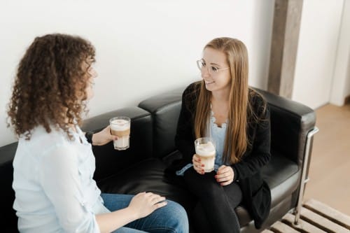 Zwei Damen trinken einen Kaffee